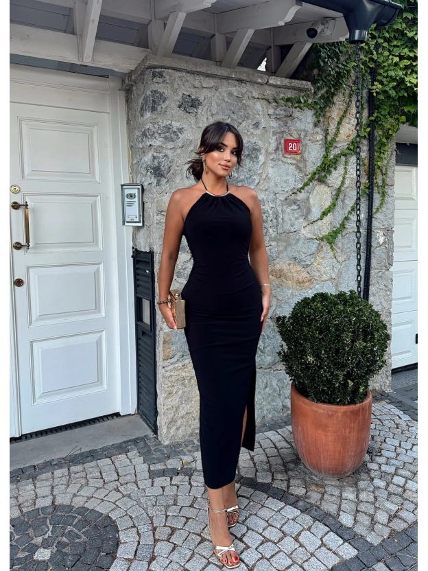 Siyah Halter Yaka Aksesuarlı Uzun Elbise