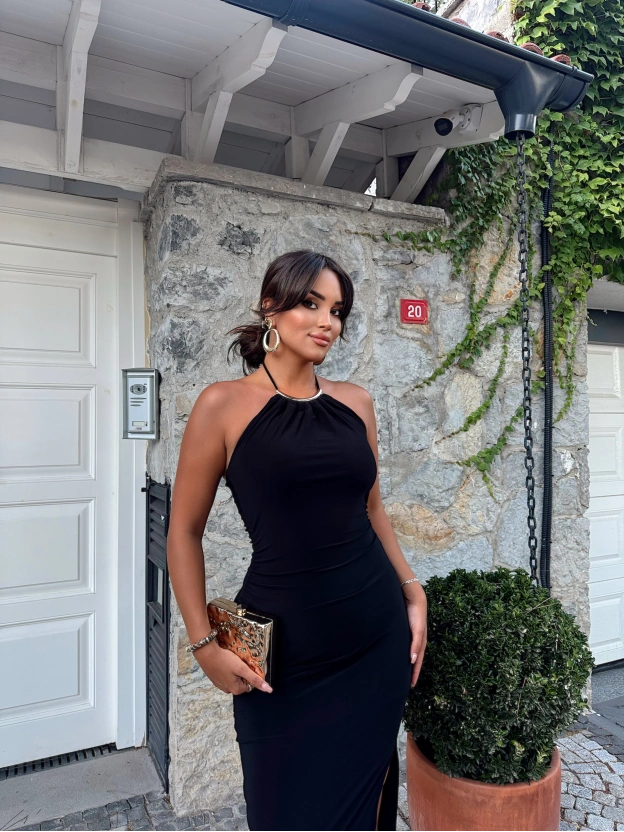 Siyah Halter Yaka Aksesuarlı Uzun Elbise