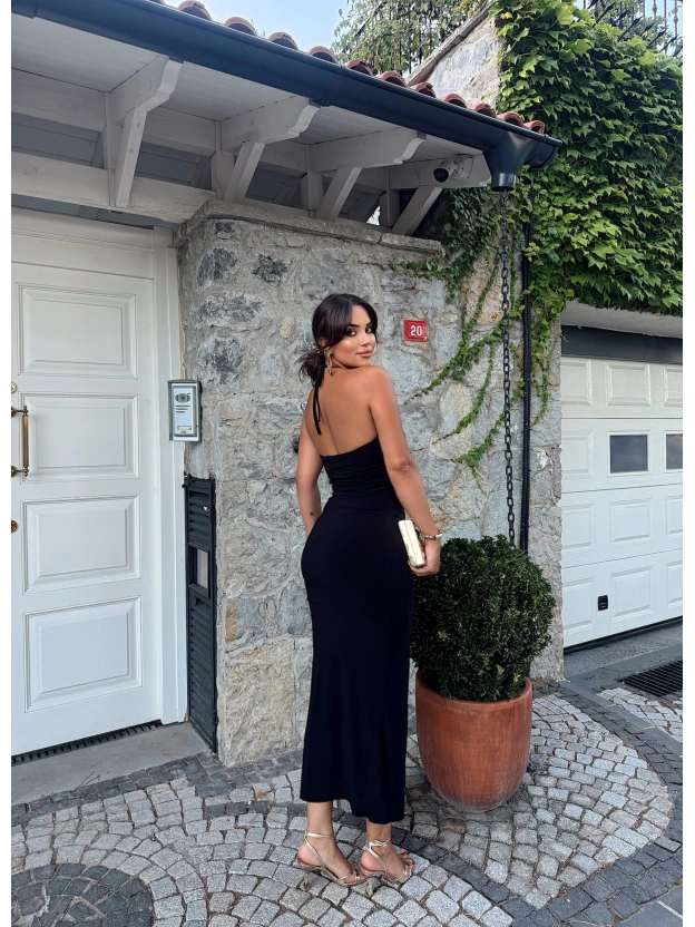 Siyah Halter Yaka Aksesuarlı Uzun Elbise