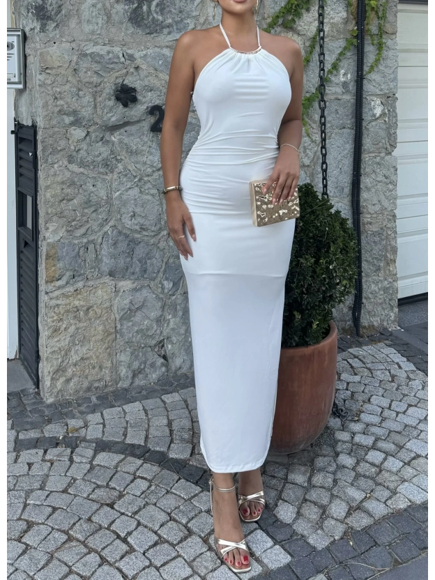 Beyaz Halter Yaka Aksesuarlı Uzun Elbise