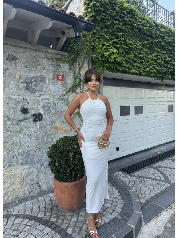 Beyaz Halter Yaka Aksesuarlı Uzun Elbise