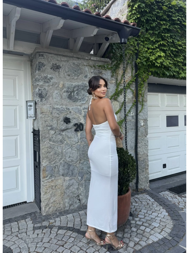 Beyaz Halter Yaka Aksesuarlı Uzun Elbise