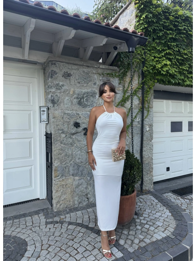 Beyaz Halter Yaka Aksesuarlı Uzun Elbise