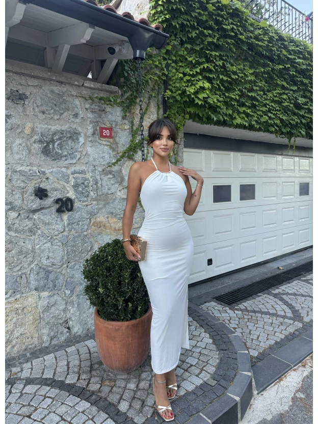 Beyaz Halter Yaka Aksesuarlı Uzun Elbise