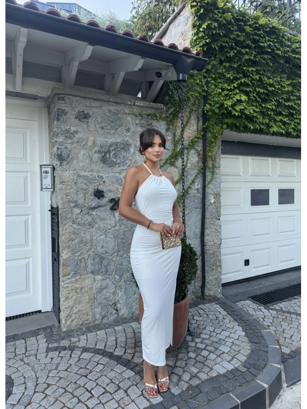 Beyaz Halter Yaka Aksesuarlı Uzun Elbise