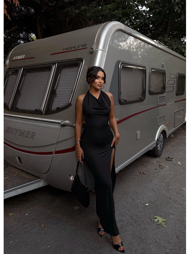 Siyah Sırt Detay Degaje Yaka Uzun Elbise