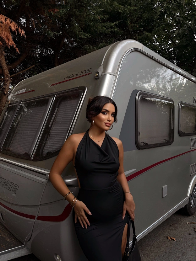 Siyah Sırt Detay Degaje Yaka Uzun Elbise