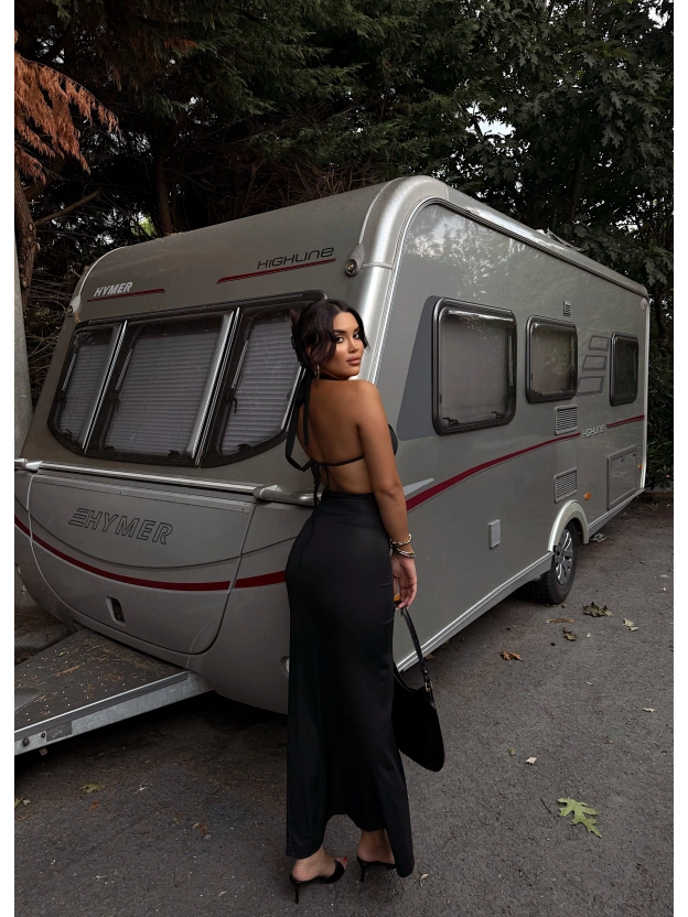 Siyah Sırt Detay Degaje Yaka Uzun Elbise