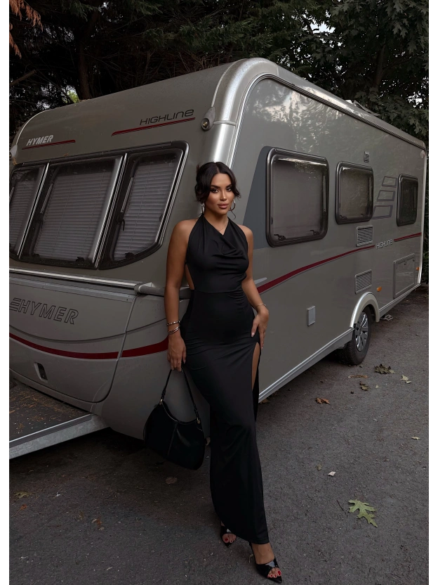 Siyah Sırt Detay Degaje Yaka Uzun Elbise