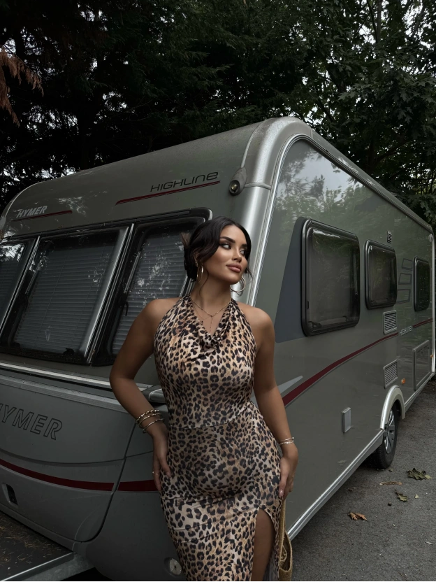 Leopar Sırt Detay Degaje Yaka Uzun Elbise