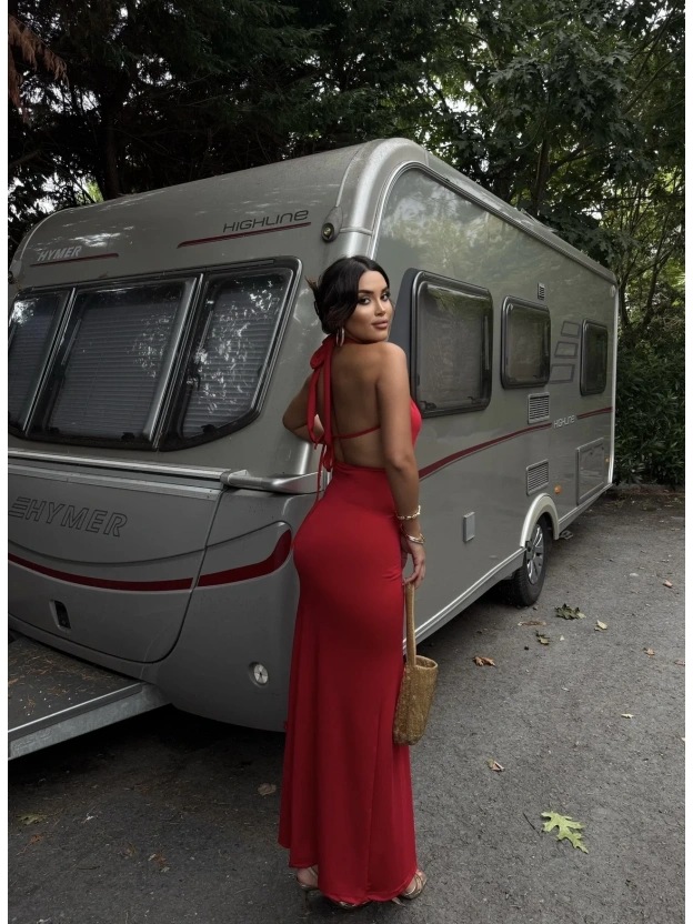 Kırmızı Sırt Detay Degaje Yaka Uzun Elbise