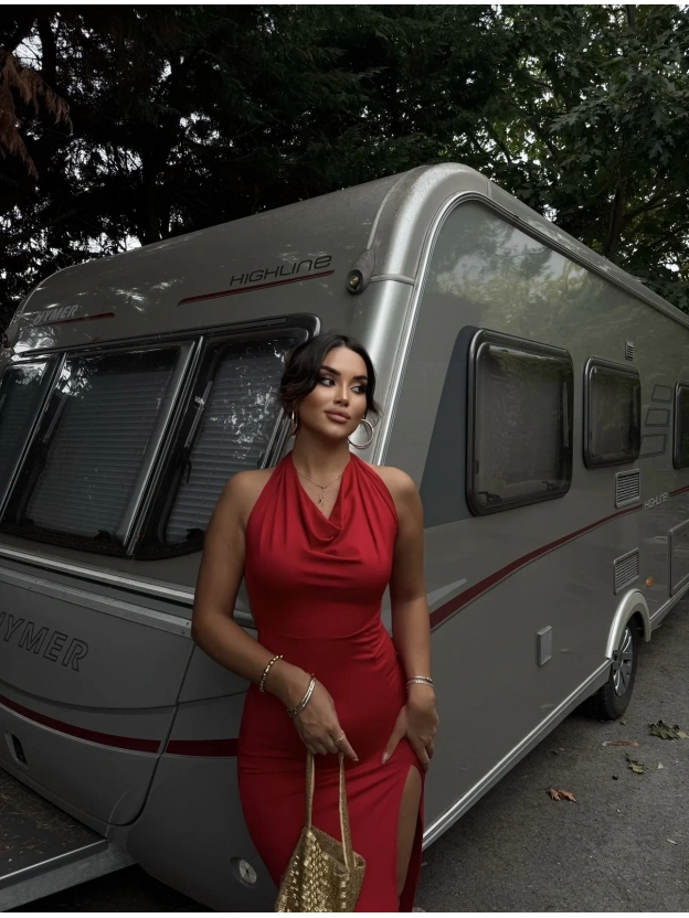 Kırmızı Sırt Detay Degaje Yaka Uzun Elbise