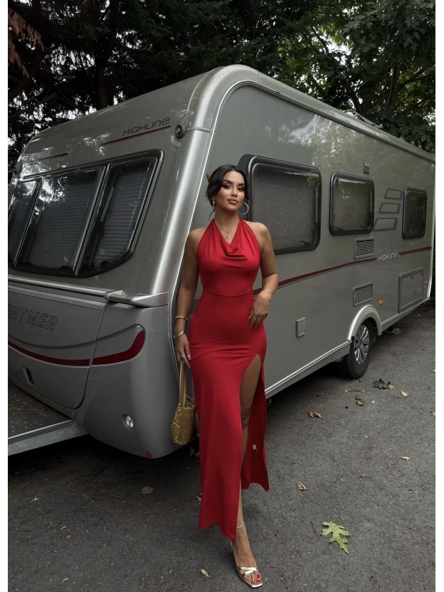 Kırmızı Sırt Detay Degaje Yaka Uzun Elbise