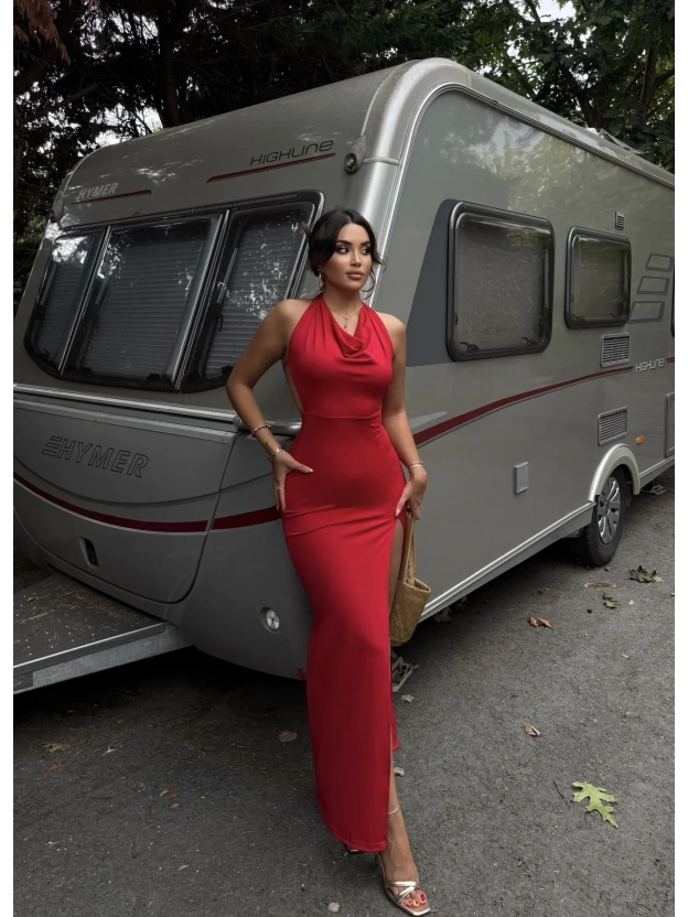 Kırmızı Sırt Detay Degaje Yaka Uzun Elbise