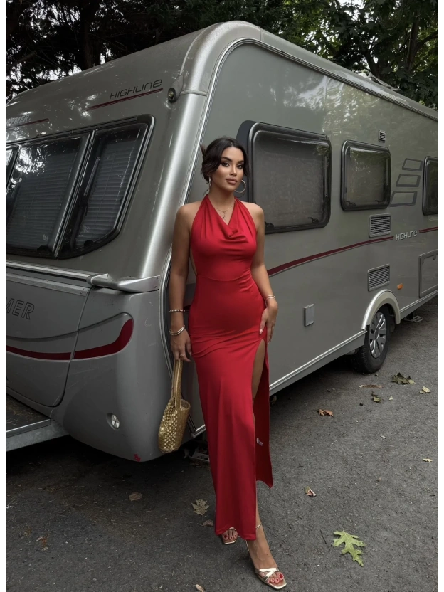 Kırmızı Sırt Detay Degaje Yaka Uzun Elbise