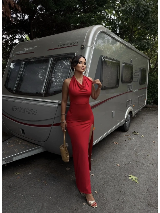 Kırmızı Sırt Detay Degaje Yaka Uzun Elbise