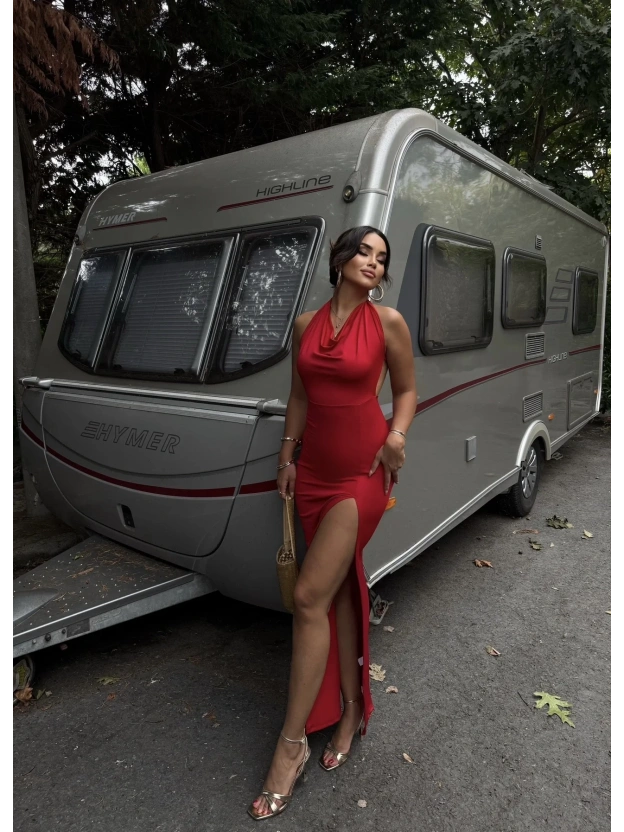 Kırmızı Sırt Detay Degaje Yaka Uzun Elbise