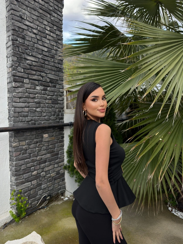 Siyah Tokalı Volanlı Bluz