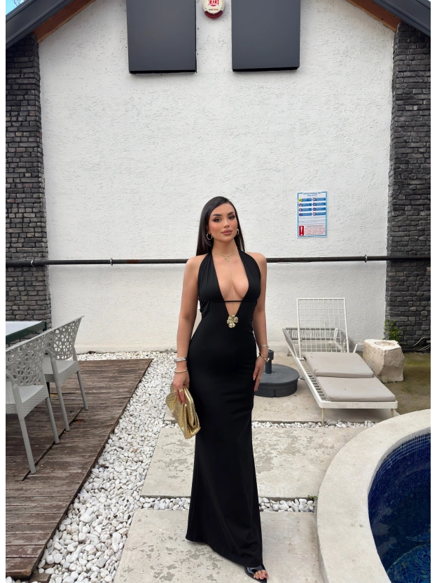 Siyah Aksesuarlı Sırt Detay Tasarım Elbise