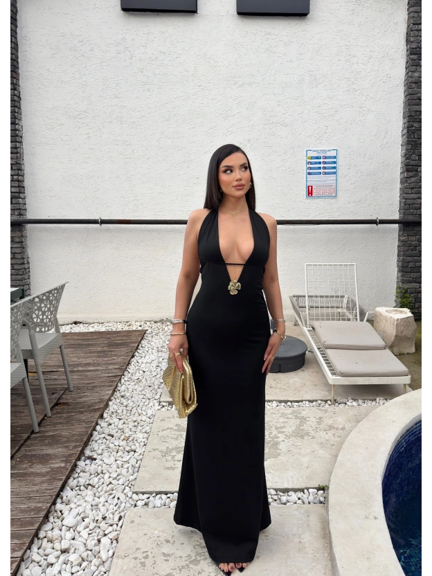 Siyah Aksesuarlı Sırt Detay Tasarım Elbise