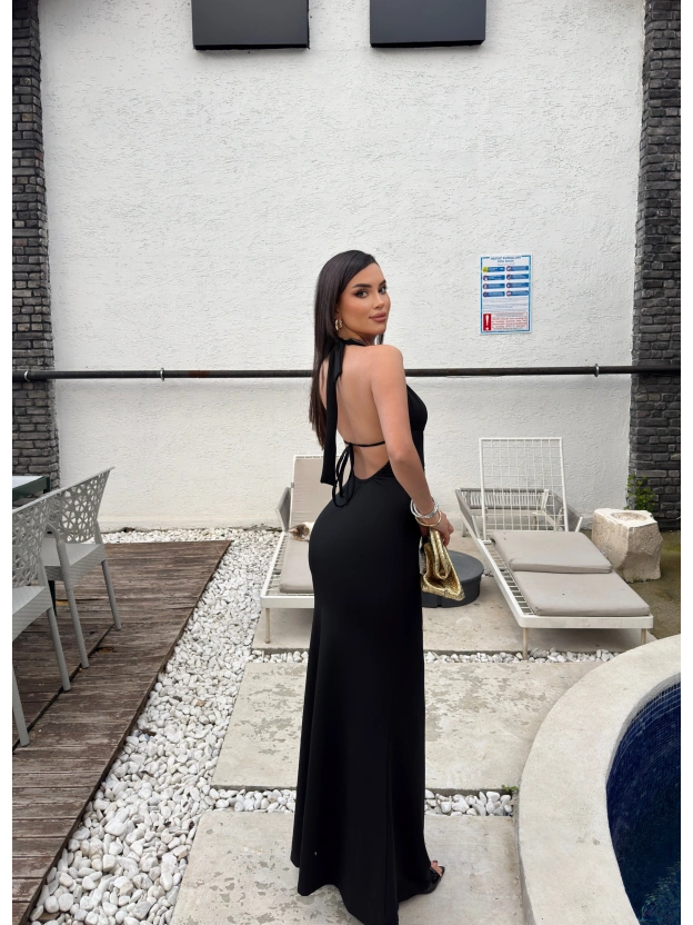 Siyah Aksesuarlı Sırt Detay Tasarım Elbise