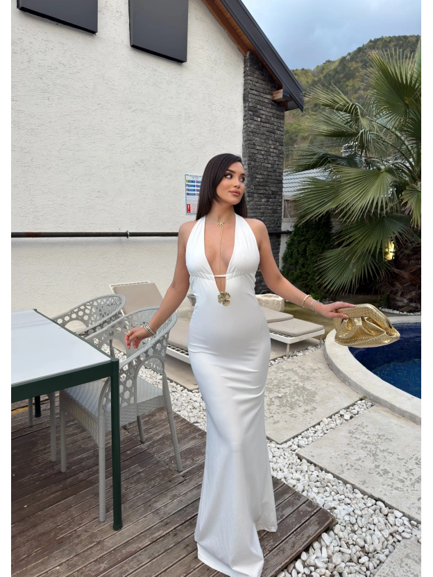 Beyaz Aksesuarlı Sırt Detay Tasarım Elbise