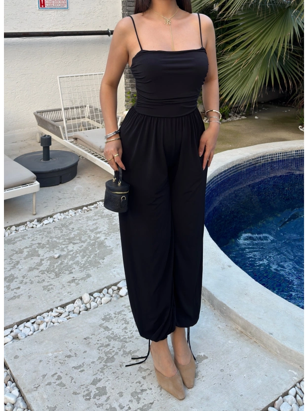 Siyah Lastikli Paça Askılı Tulum