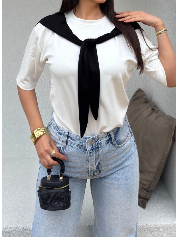 Beyaz Siyah Fularlı Oversize Tshırt