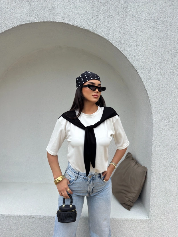 Beyaz Siyah Fularlı Oversize Tshırt