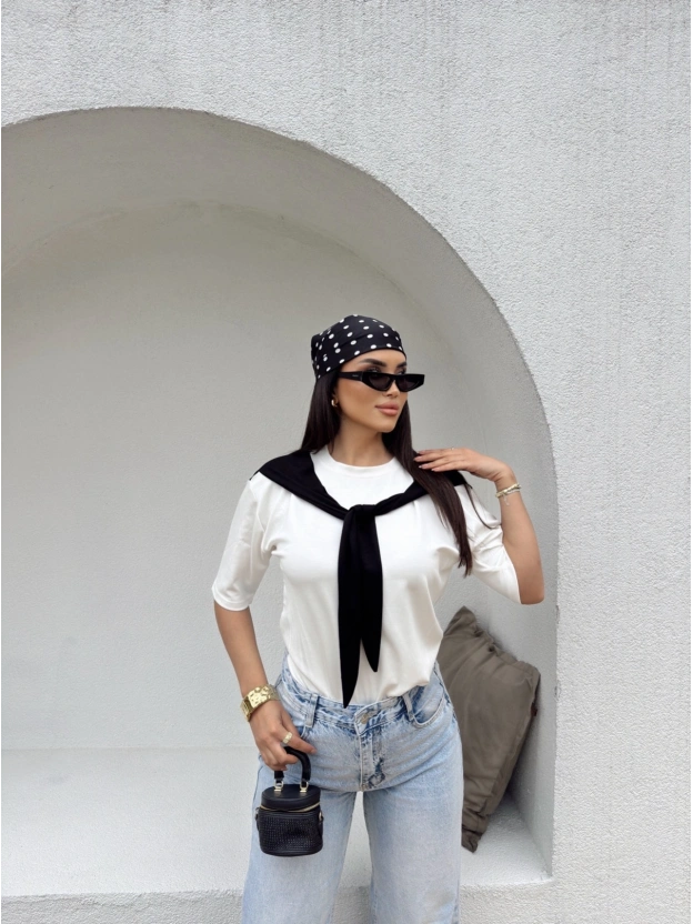 Beyaz Siyah Fularlı Oversize Tshırt