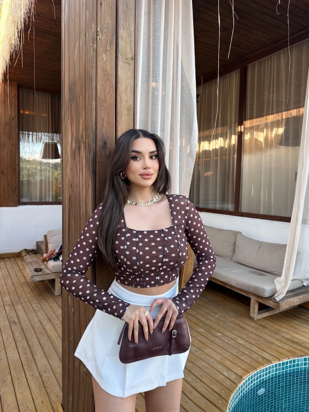 Kahverengi Kare Yaka Puantiyeli Crop