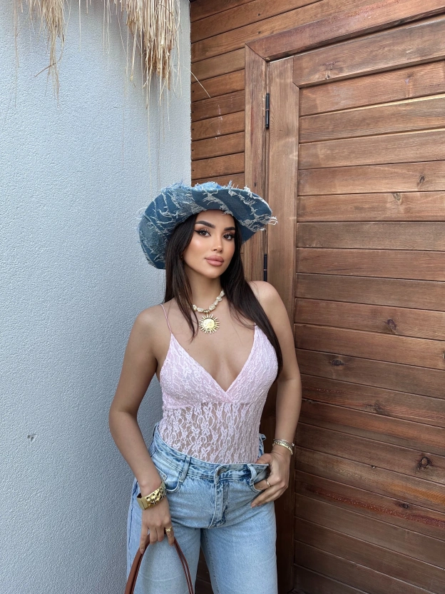 Pembe İp Askılı Dantel Bodysuit