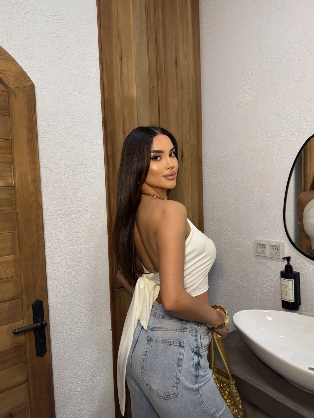 Beyaz Aksesuar Bağlamalı Bluz