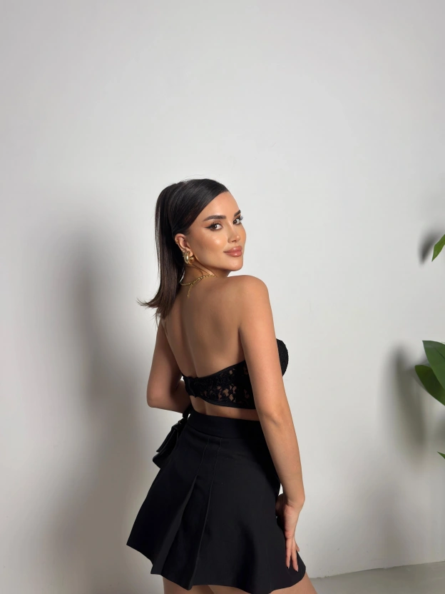 Siyah Kopçalı Straplez Dantel Crop