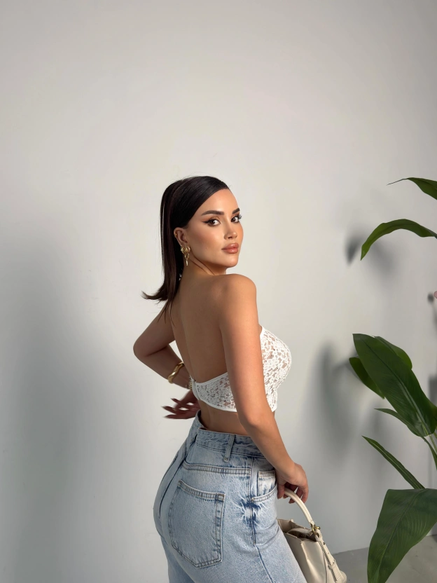 Beyaz Kopçalı Straplez Dantel Crop