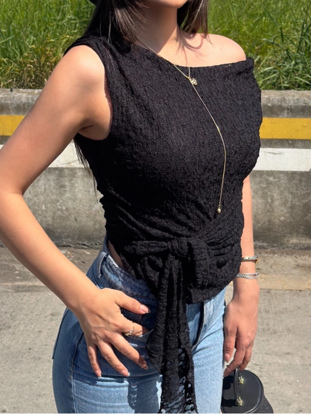 Siyah Kayık Yaka Dantel Astarlı Bluz