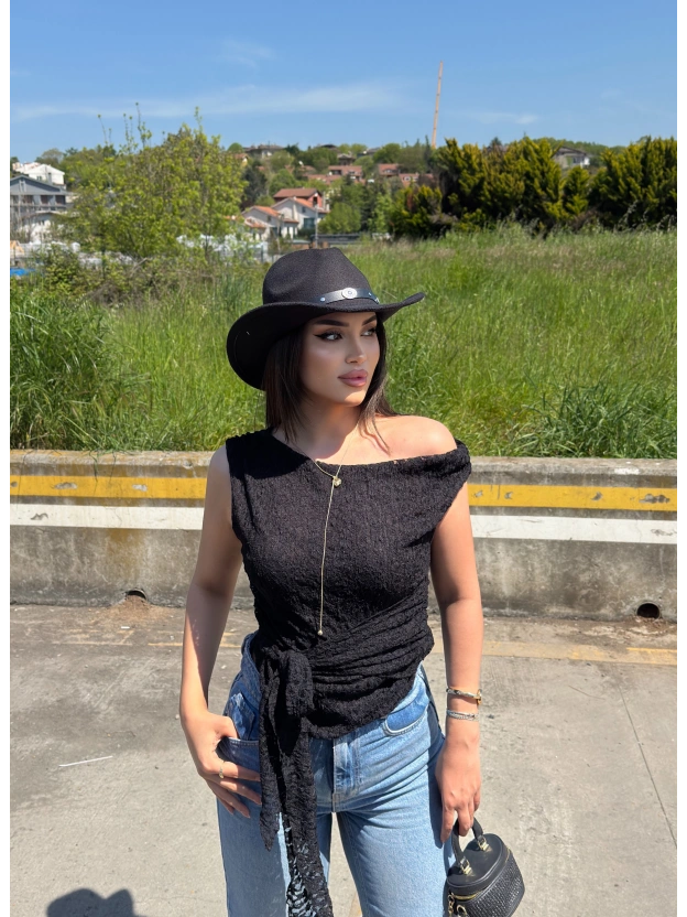 Siyah Kayık Yaka Dantel Astarlı Bluz