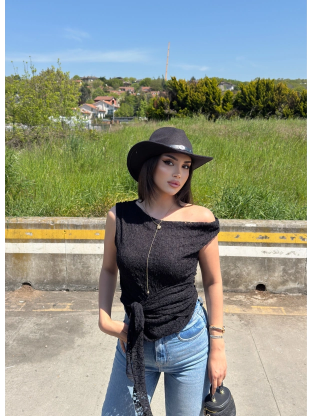 Siyah Kayık Yaka Dantel Astarlı Bluz