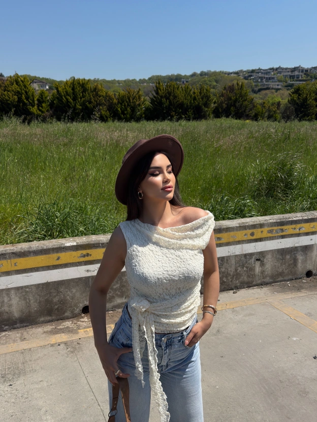 Sarı Kayık Yaka Dantel Astarlı Bluz