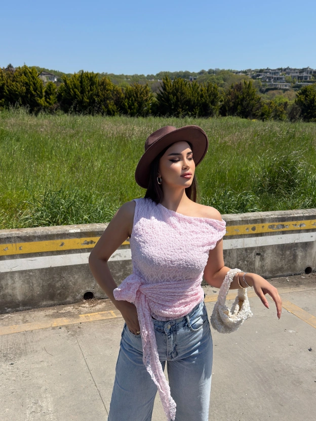 Pembe Kayık Yaka Dantel Astarlı Bluz