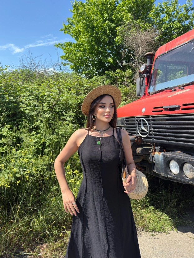 Siyah Ters Dikiş Askılı Uzun Elbise