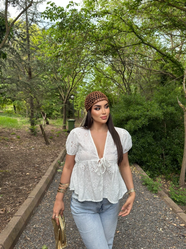 Beyaz Bağlamalı Brode Bluz