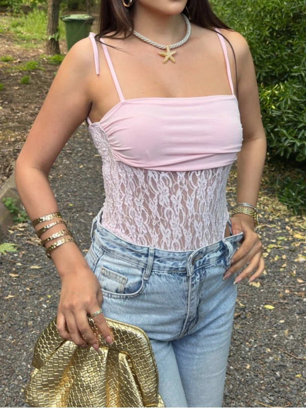 Pembe Güpür Detay Bodysuit