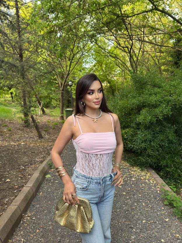 Pembe Güpür Detay Bodysuit