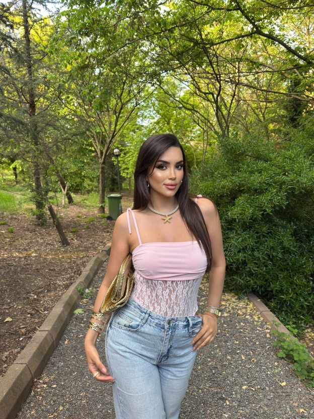 Pembe Güpür Detay Bodysuit