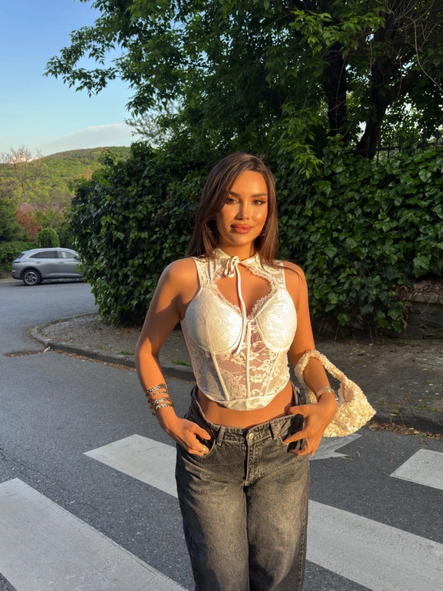 Beyaz Güpürlü Boyundan Bağlamalı Korse Crop