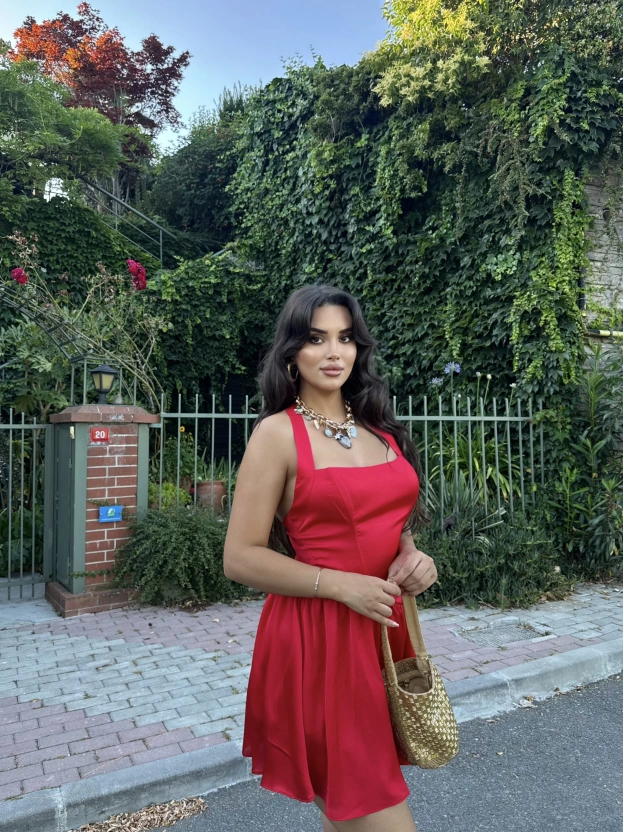 Kırmızı Boyundan Bağlamalı Korseli Saten Elbise
