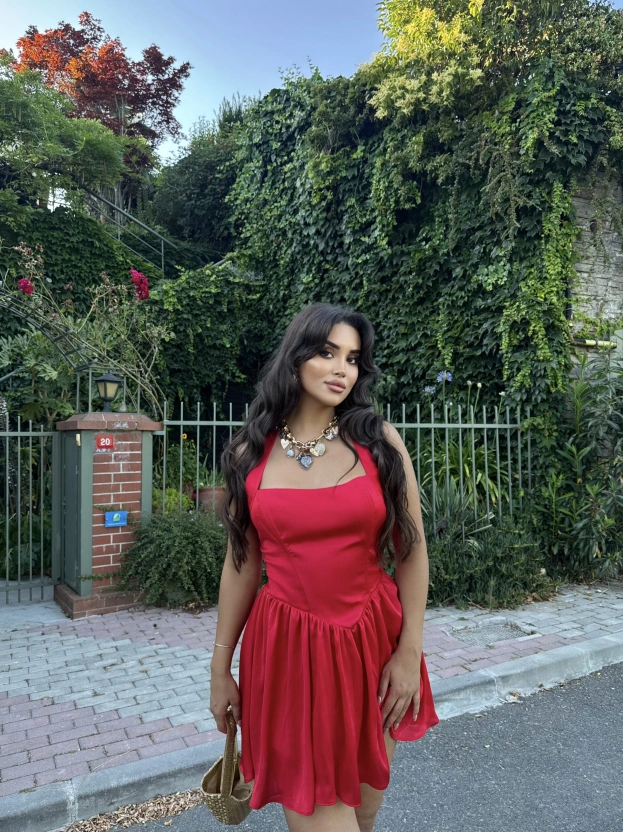 Kırmızı Boyundan Bağlamalı Korseli Saten Elbise
