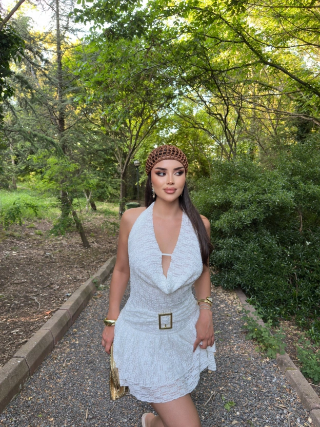 Beyaz Dantelli Tokalı Degaje Elbise