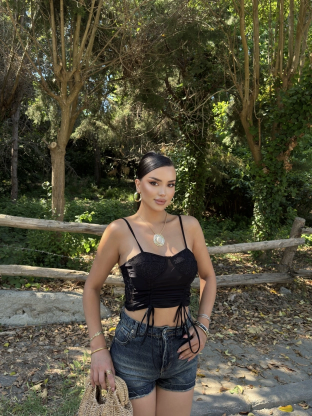 Siyah Büzgülü Dantel Detay Crop